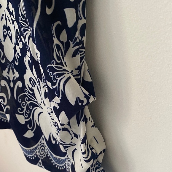 Chic Navy and White Blouse - Picture 4 of 4